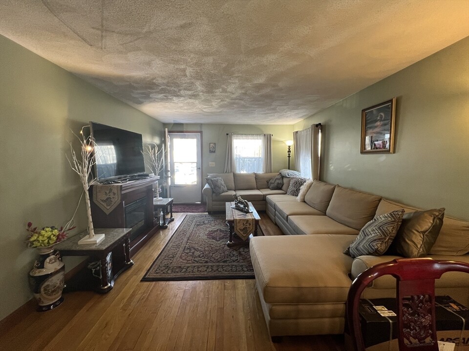 39 Plimpton Ave in Norwood, MA - Building Photo