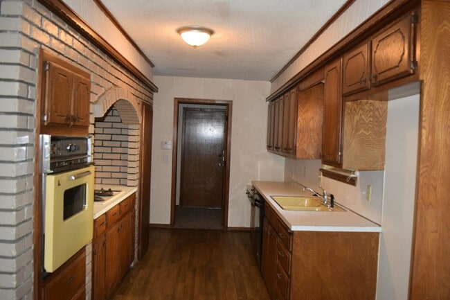 property at 2601 W Elgin St