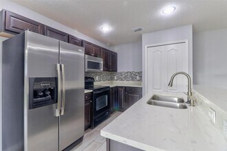 4441 Ashburn Square Dr in Tampa, FL - Foto de edificio - Building Photo