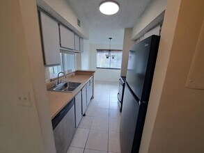 5760 Rock Island Rd, Unit 327 in Tamarac, FL - Foto de edificio - Building Photo