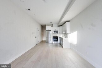 2556 University Pl NW-Unit -101 in Washington, DC - Building Photo - Building Photo