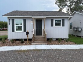 8 S Avenue B in Freeport, TX - Building Photo