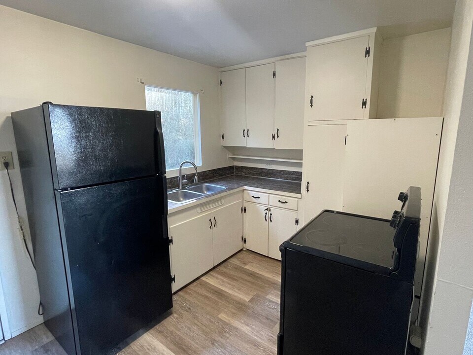 3157 Hawks Prairie Rd in Oak Harbor, WA - Building Photo