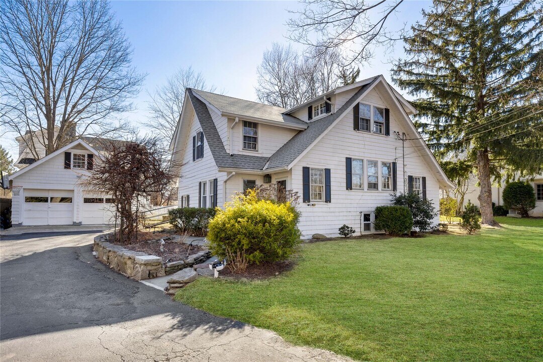 7 Pine Ln in Rye, NY - Building Photo