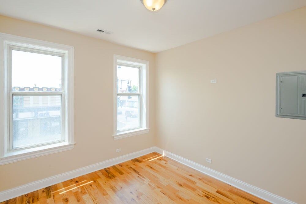5556 W Belmont Ave-Unit -5556-2 in Chicago, IL - Building Photo