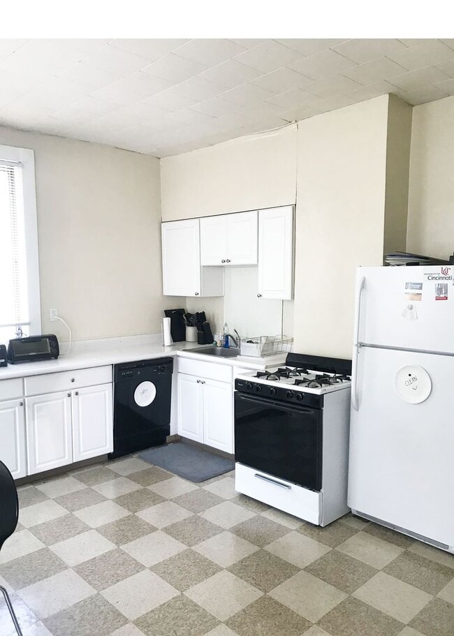 2811 Glendora Ave in Cincinnati, OH - Building Photo - Building Photo