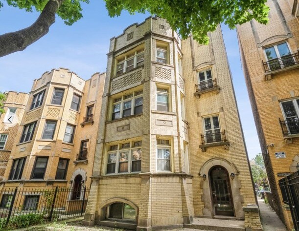 6125 N Washtenaw Ave in Chicago, IL - Foto de edificio