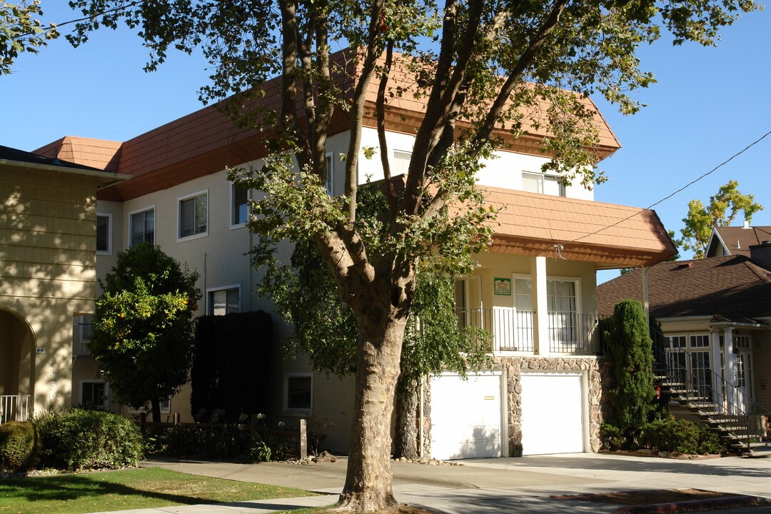 1452 Bellevue Ave in Burlingame, CA - Building Photo