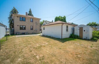 7936 W Becher St, Unit Upper in West Allis, WI - Building Photo - Building Photo