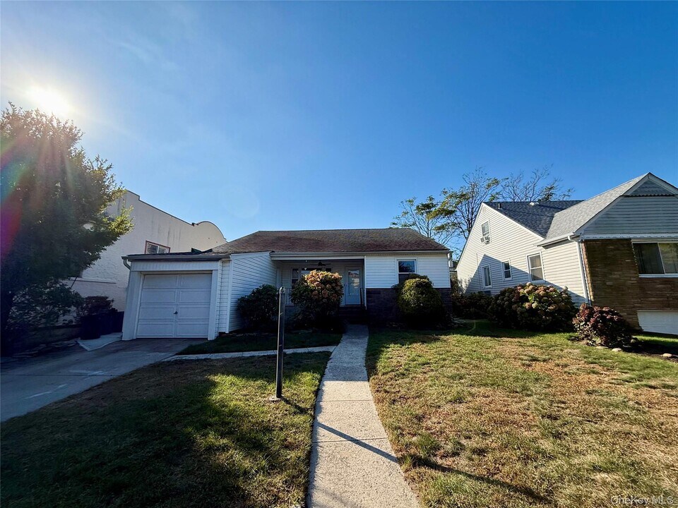 518 W Olive St in Long Beach, NY - Building Photo