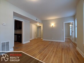 4036 N Ashland Ave, Unit E1 in Chicago, IL - Building Photo - Building Photo