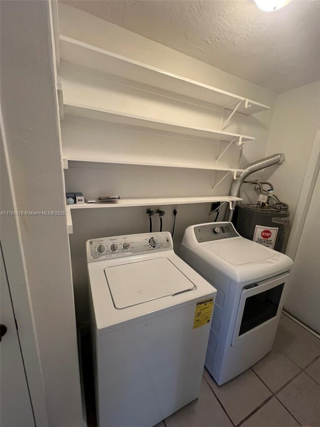 2621 NE 209th St in Miami, FL - Building Photo - Building Photo