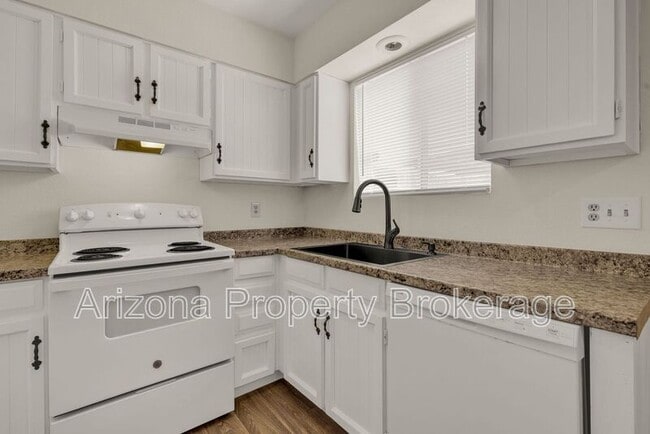 property at 3934 E Piccadilly Rd