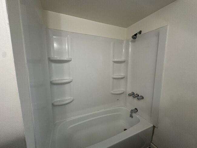 116 Hughes Ave in Bakersfield, CA - Building Photo - Building Photo