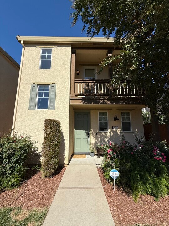 5004 Ocean Ln in Elk Grove, CA - Building Photo
