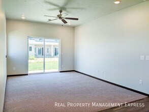 2 Bedroom 2 Bathroom Townhome w/ Attached Garage in Sioux Falls, SD - Building Photo - Building Photo