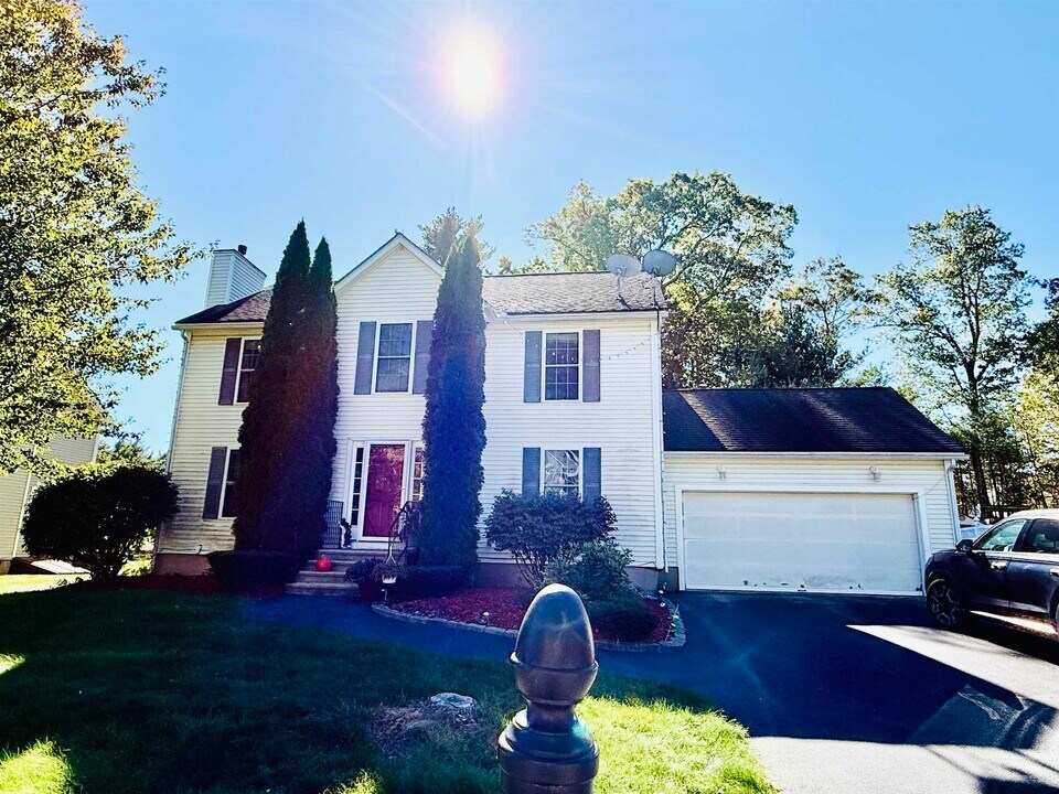 9 Hibiscus Way in Nashua, NH - Building Photo