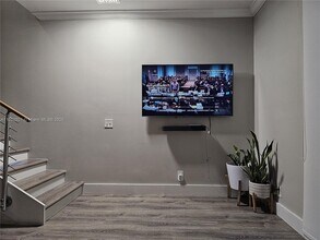 1002 Sevilla Cir in Weston, FL - Foto de edificio - Building Photo