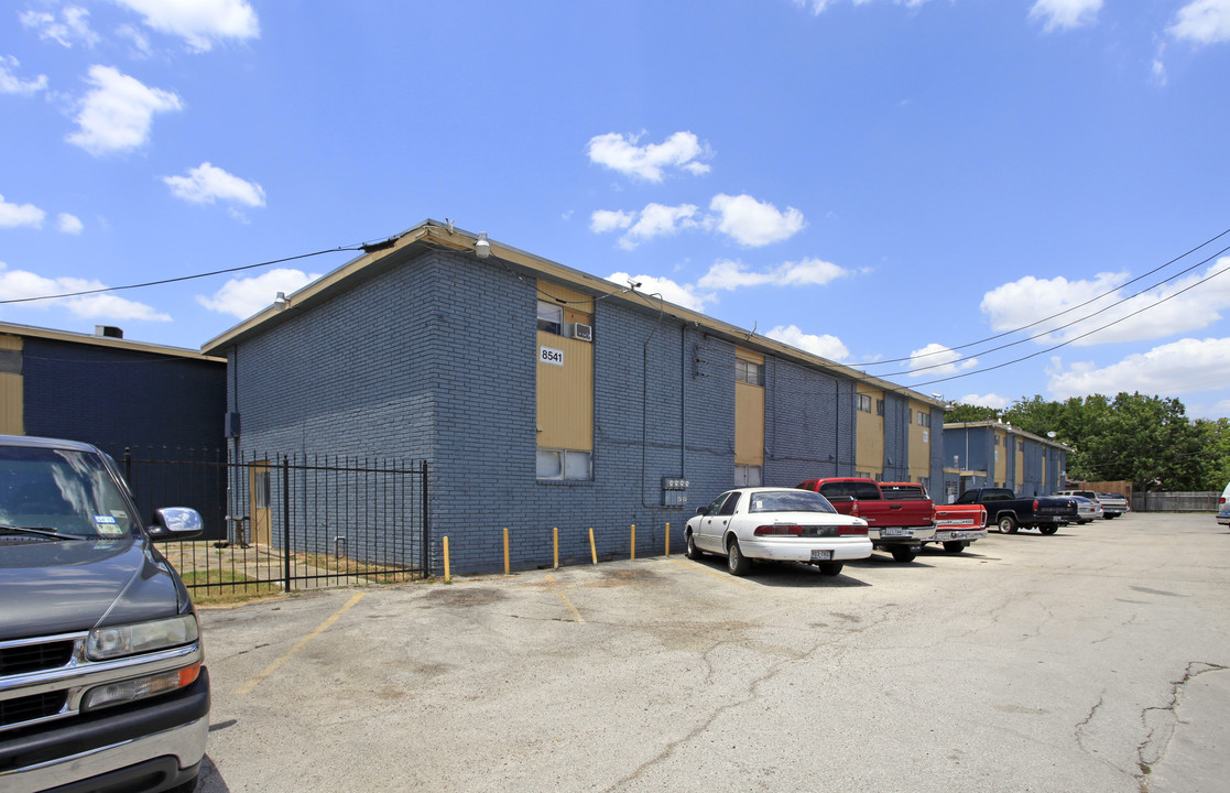 East Hampton Apartments in Houston, TX - Building Photo