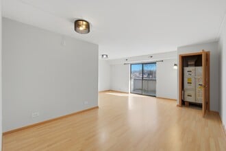 1460 Fairlane Dr in Schaumburg, IL - Building Photo - Building Photo