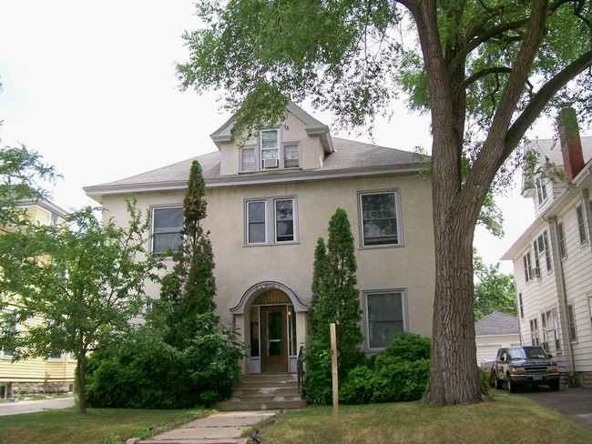 2437 Dupont Ave S in Minneapolis, MN - Building Photo - Building Photo