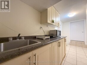 42 Fairchild Ave in Toronto, ON - Building Photo - Building Photo