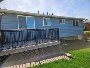 215 Cobblecreek Rd in North Salt Lake, UT - Building Photo - Building Photo