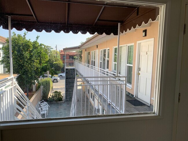 425 Doheny S Dr in Beverly Hills, CA - Building Photo - Building Photo