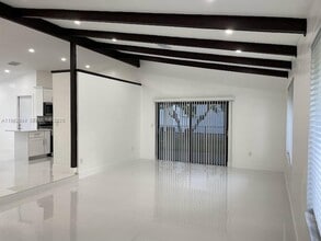 17010 SW 93rd Ave in Palmetto Bay, FL - Foto de edificio - Building Photo