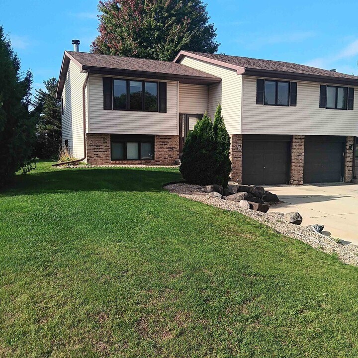 2649 Stanbrook St in Fitchburg, WI - Building Photo