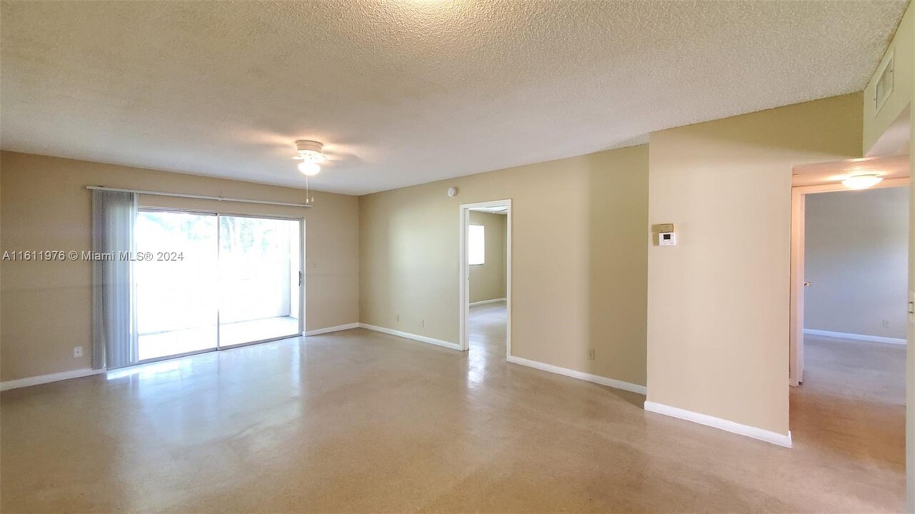 1050 Country Club Dr, Unit like new in Margate, FL - Building Photo