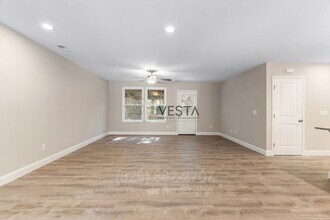 70 Erwin Hill Dr in Hendersonville, NC - Building Photo - Building Photo