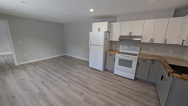 3665 Essex Rd, Unit 102