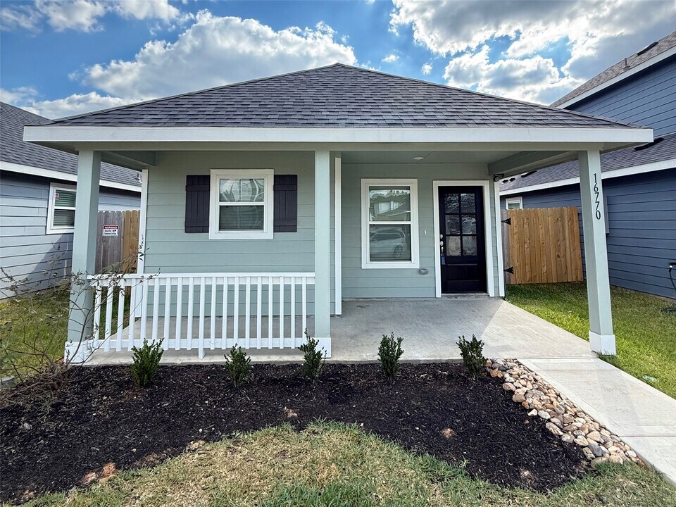 16770 N Marie Vlg Dr in Conroe, TX - Building Photo