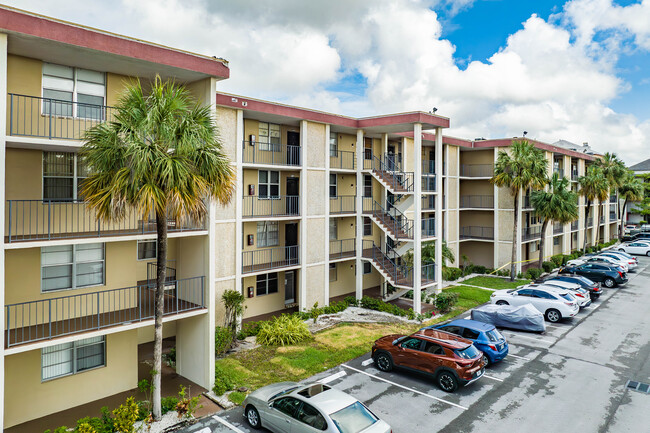 Cypress Chase Condominiums in Lauderdale Lakes, FL - Foto de edificio - Building Photo