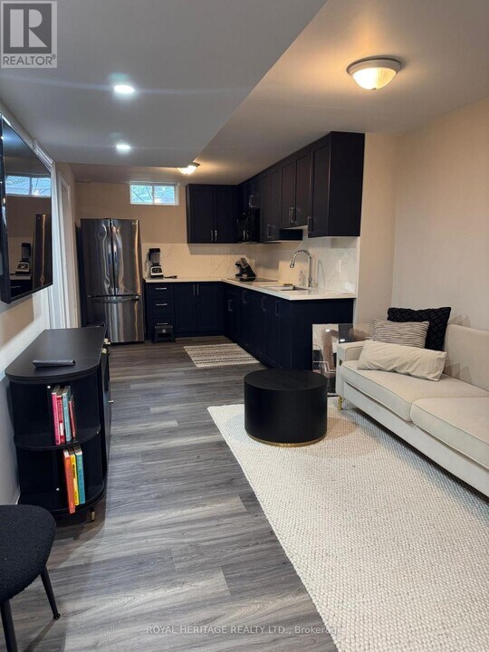 105 Van Scott Dr in Brampton, ON - Building Photo