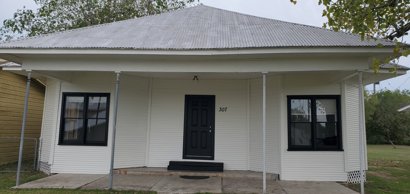 307 Dallas Ave in Seadrift, TX - Building Photo