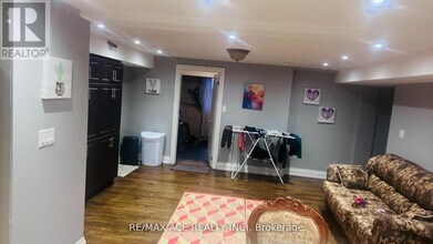 36 Murray Ave in Toronto, ON - Building Photo - Building Photo