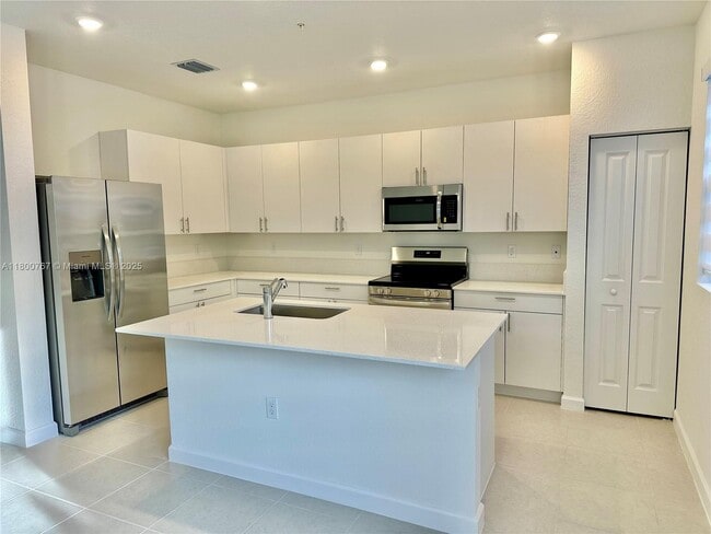 114 SW 184th Pl in Pembroke Pines, FL - Building Photo - Building Photo