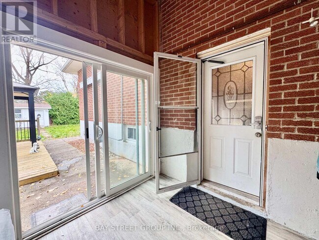 3136 Victoria St in Oakville, ON - Building Photo - Building Photo