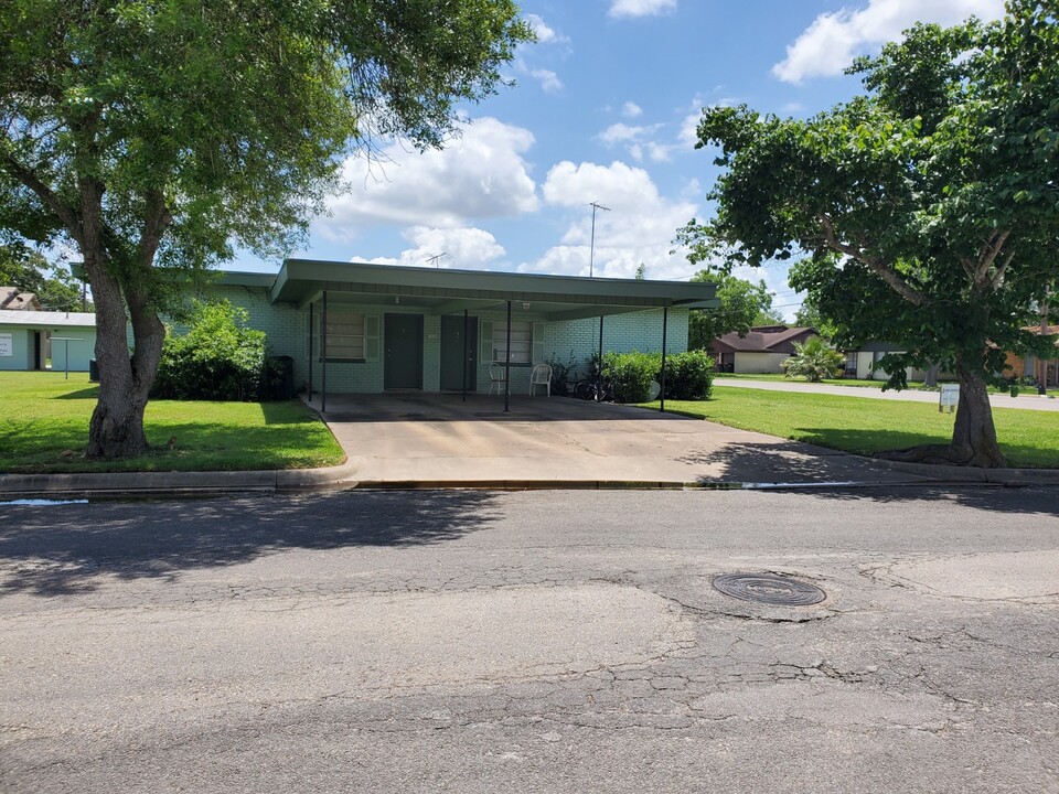 Sunrise Apartment Homes in Giddings, TX - Building Photo