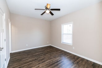 Patriots Place in Valdosta, GA - Foto de edificio - Building Photo