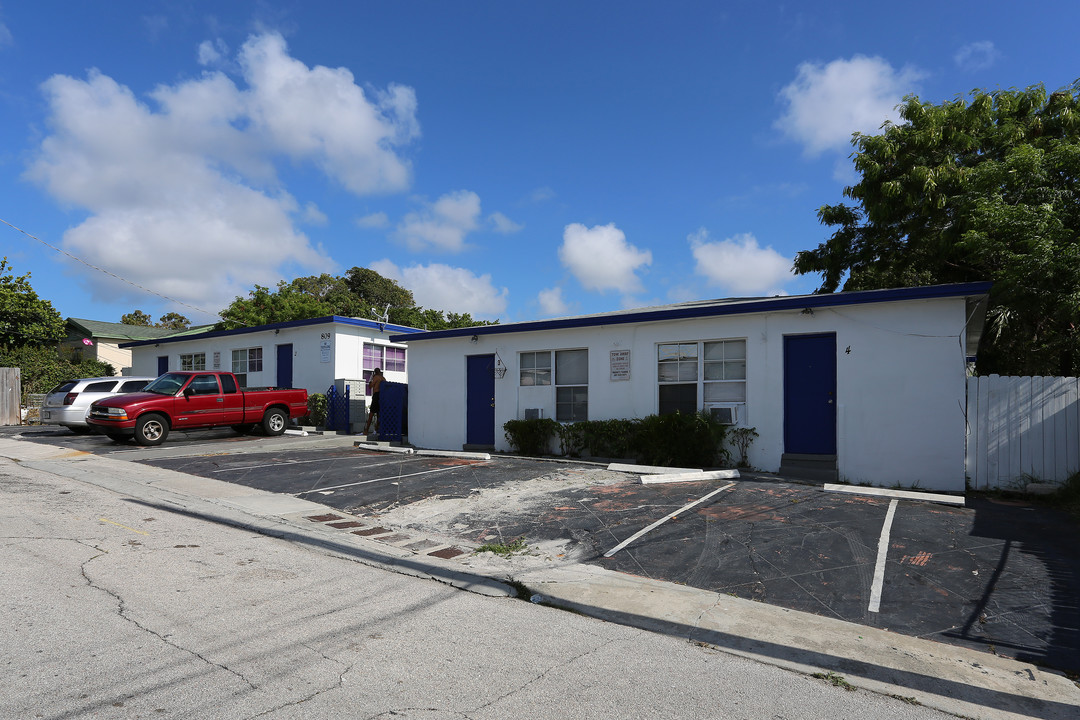 West Palm Beach Villas in West Palm Beach, FL - Building Photo