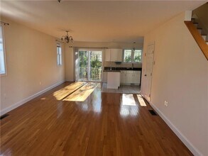 32 Seafare Ln in Portsmouth, RI - Foto de edificio - Building Photo