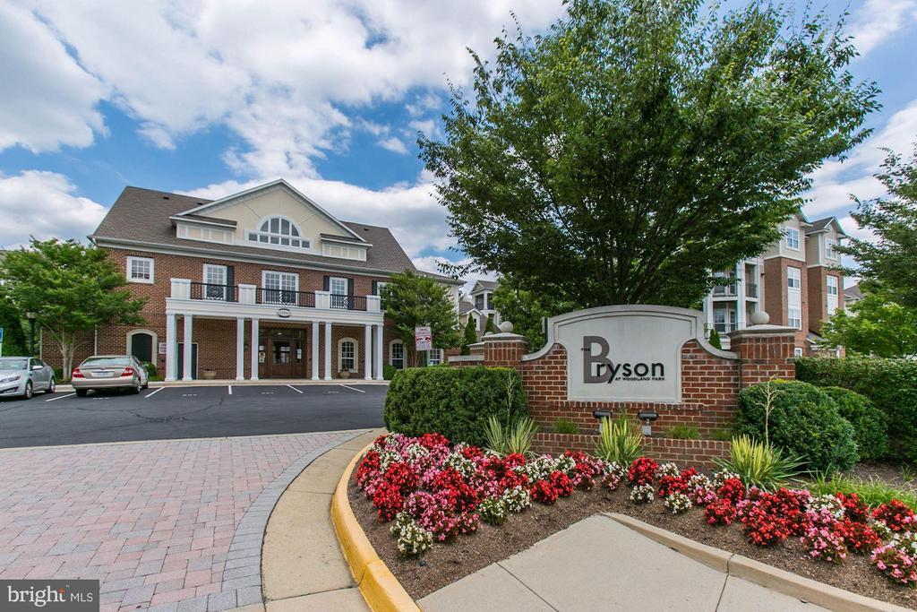 12958 Centre Park Cir in Herndon, VA - Building Photo