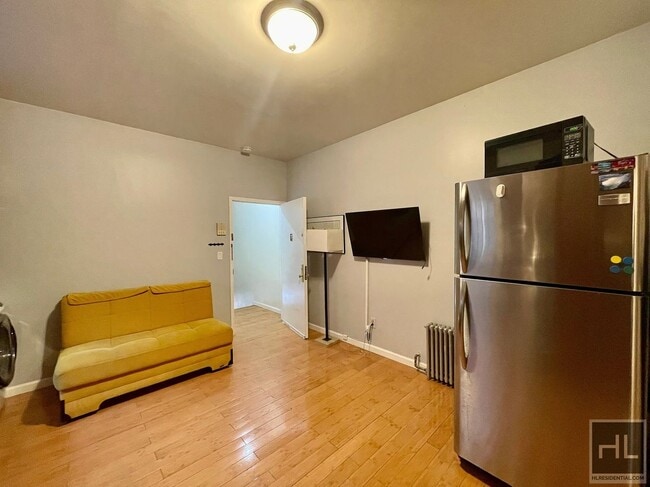31-30 Ditmars Blvd in Queens, NY - Building Photo - Building Photo