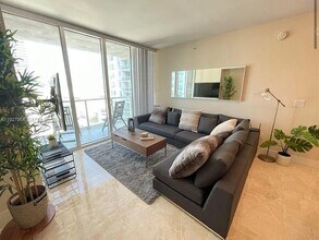 253 NE 2nd St, Unit 1501 in Miami, FL - Building Photo - Building Photo