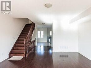 106 Aspen Hills Rd in Brampton, ON - Building Photo - Building Photo