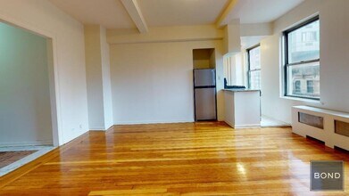 301 E 38th St in New York, NY - Building Photo - Building Photo