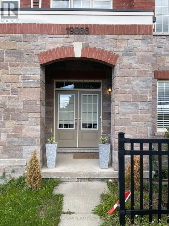 19866 Leslie St in East Gwillimbury, ON - Building Photo